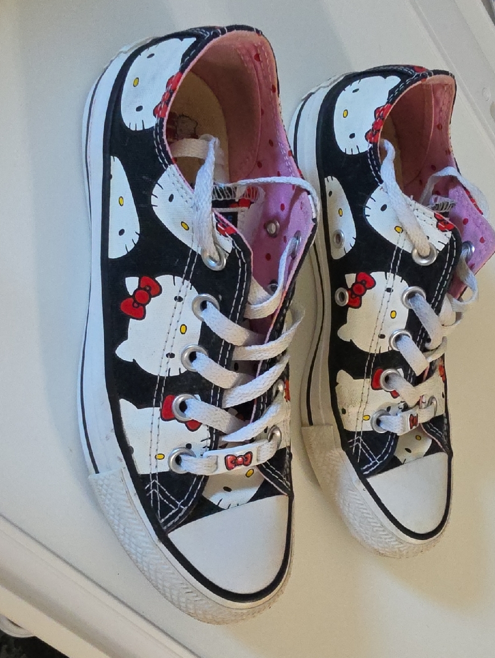 Hello Kitty Black & White Low-Top Canvas Athletic Sneakers - Pink Lining